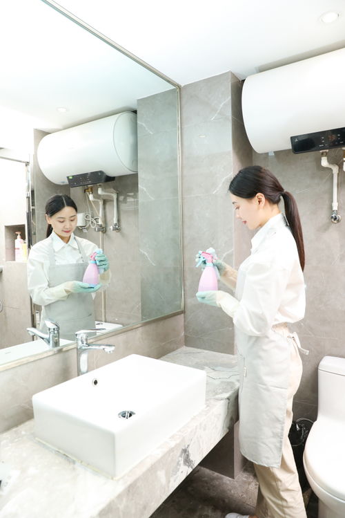 保姆保潔服務(wù)，以女性人物攝影圖展現(xiàn)清潔行業(yè)的專業(yè)與溫情